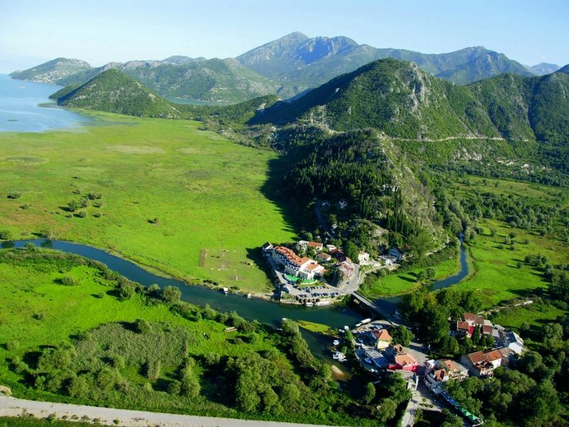 Virpazar uz rijeku i zelene livade, snimak s visine